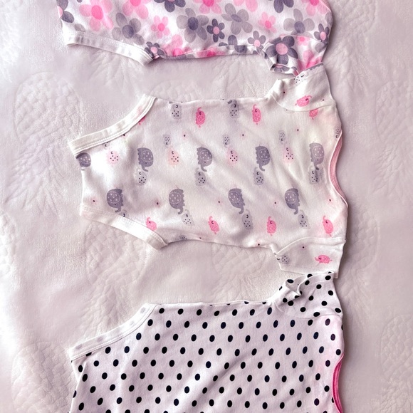 Gerber 0-3 M baby girl Onesies - Picture 2 of 6